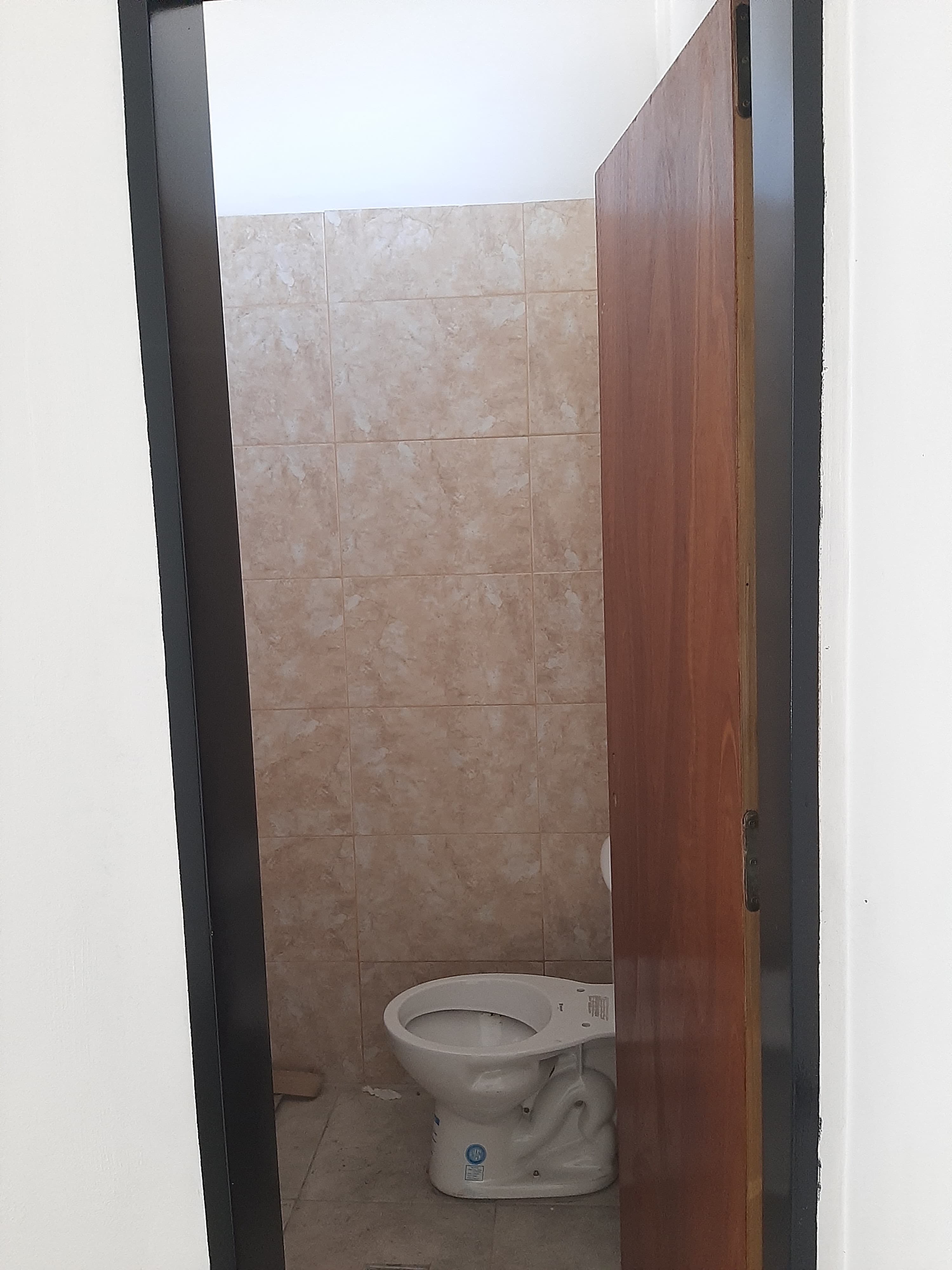 Amplio local comercial con dos cortinas metálicas y dos baños. Ubicado a metros de la Plaza San José. 