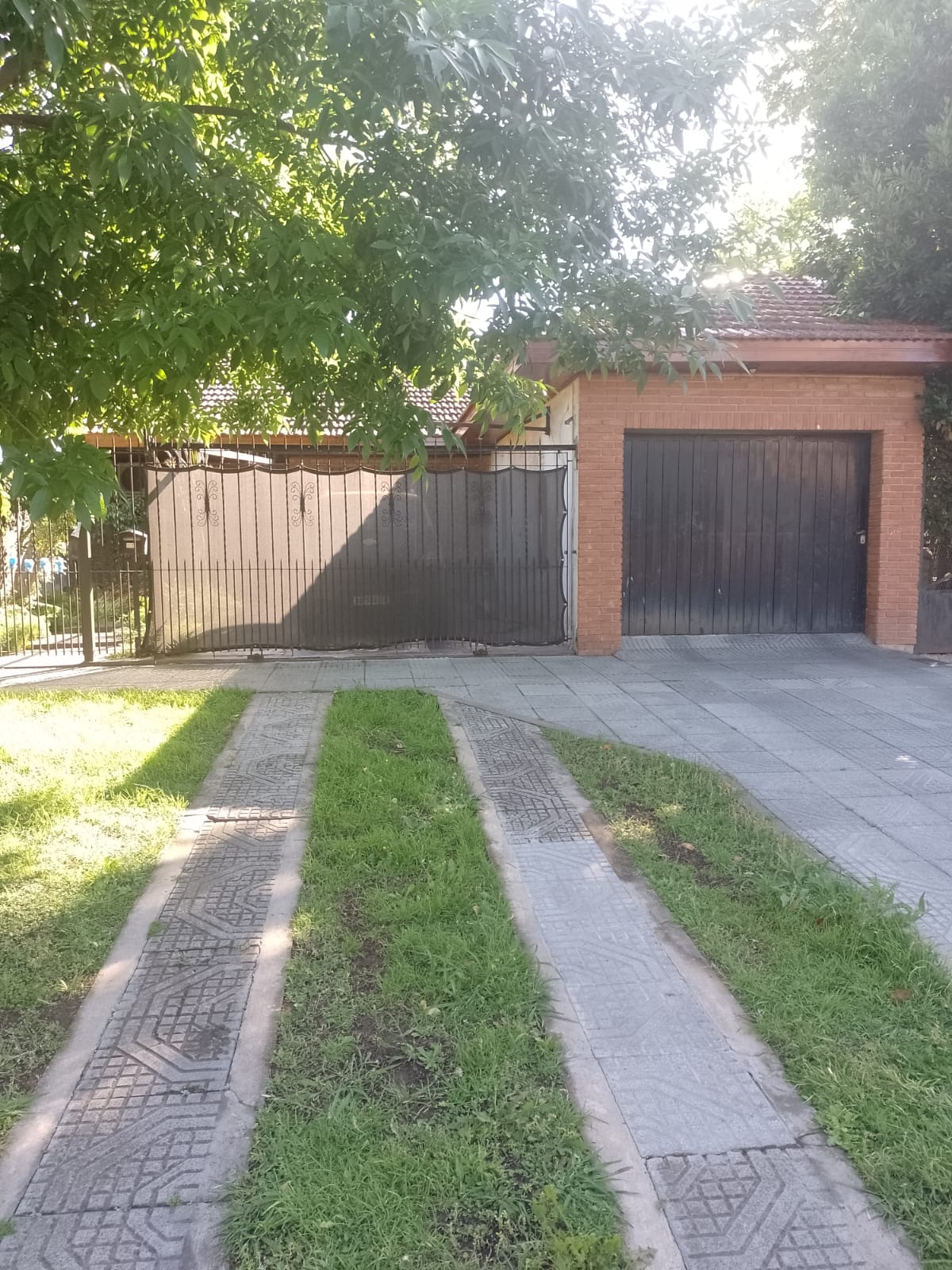 Excelente propiedad!
Chalet con jardín al frente, garaje techado, tres habitaciones, cocina, comedor, living, dos baños y jardín al fondo con parrilla. 
Se encuentra ubicada a 350 mts de Centro comercial de San José y a 300 mts de Av. Eva Perón (ex Pasco).