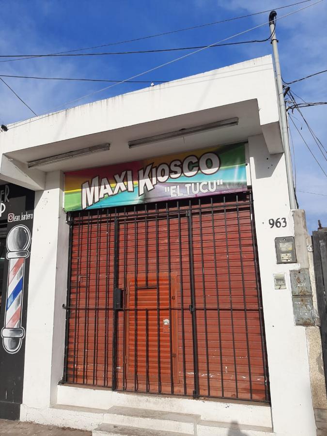 Local comercial en buena ubicación: sobre Armesti a mts de Portugal (zona comercial) y aledaño a colegio 