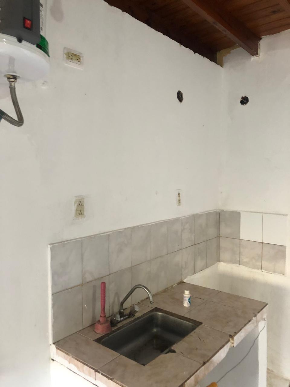 Duplex en propiedad horizontal, con dos habitaciones, cocina-comedor, baño y pequeño patio individual. Ubicado en la calle Moctezuma al 200.- a 200 metros de Hungría y a 300 mts de Boulevard. Armesti. 
