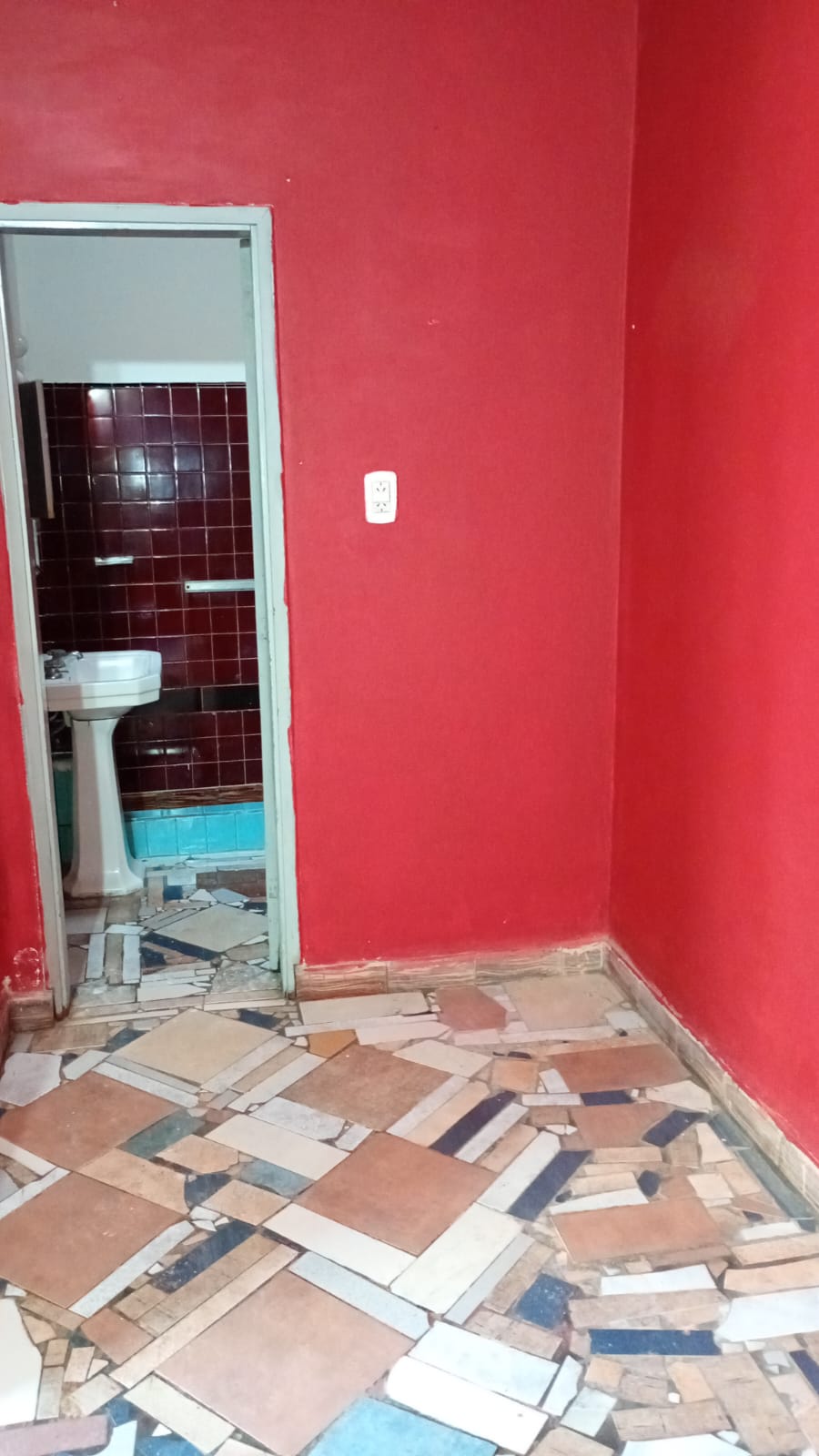 Departamento al fondo, con una habitación, cocina-comedor, baño, patio y terraza.