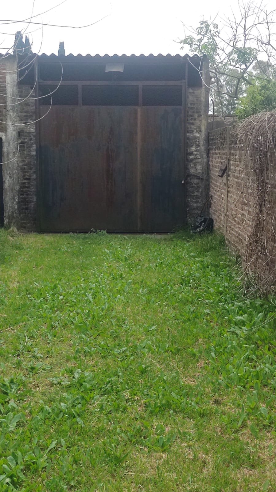 Galpón en propiedad horizontal. Valor: $550.000
Se encuentra ubicado en la calle Lautaro, a 300 metros de Av. Eva Perón. 