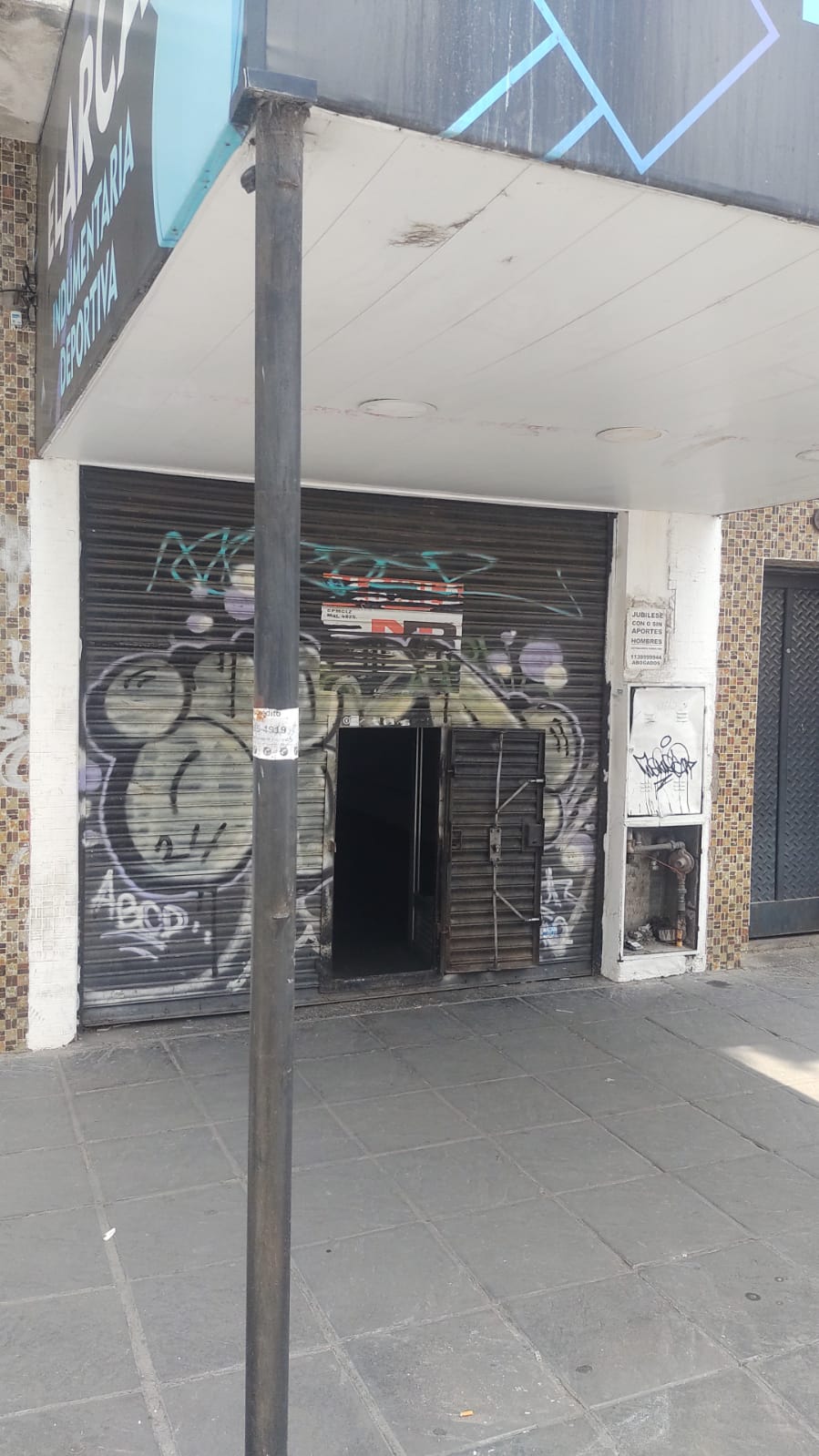 Local comercial en excelente ubicación, centro comercial San José. En la calle Salta a mts de Gaboto.