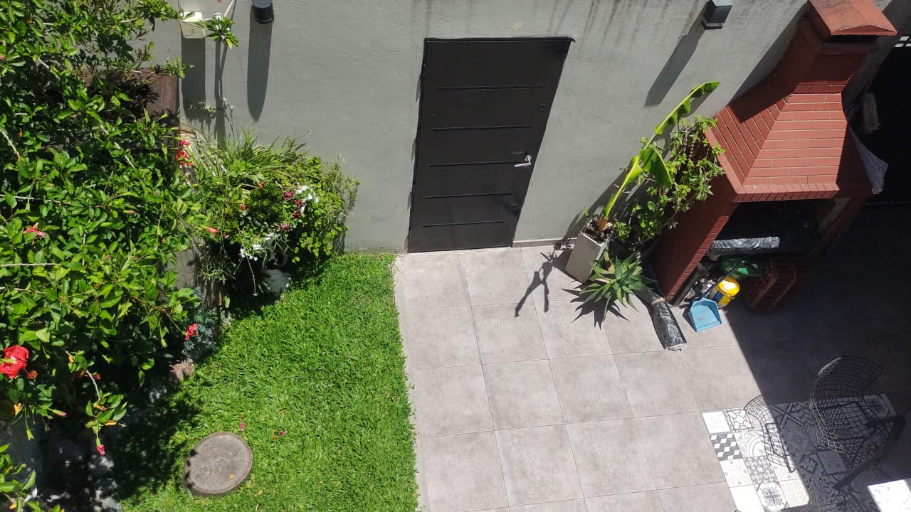 Propiedad de categoría de dos plantas, dispone de dos habitaciones, cocina, comedor, living, dos baños, amplio jardín con cochera y terraza. 
Todo moderno y en excelente estado.